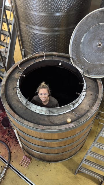 Wer sagt, dass man im Weinkeller keine Gymnastik gebrauchen kann?